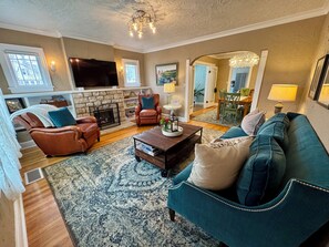 Smart TV, chimenea, videojuegos y reproductor de DVD