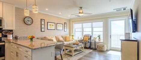 Een smart-tv, een open haard en boeken