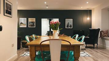 Cabane Deluxe, salle de bains attenante, vue cour intérieure (The Barn ) | Restauration