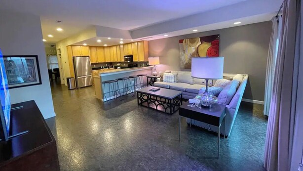 Un apartamento moderno con cocina, sala de estar y comedor.