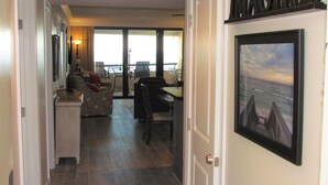 Ein Hotelkorridor mit Essbereich und Blick auf den Ozean, mit einem Schild, auf dem 'IMAGINE' steht.