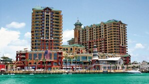Ein Hotel am Wasser mit mehreren Hochhäusern, einer Marina und einer großen amerikanischen Flagge.