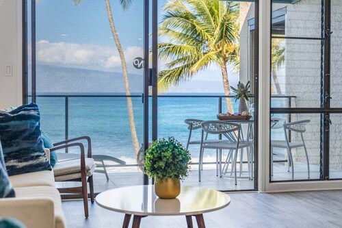 Napili Point C3 Renovated OceanFront to Whale Watch Relax