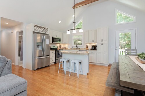 Spacious Modern Retreat w/ Game Room, Huge Deck & Resort Access in Massanutten