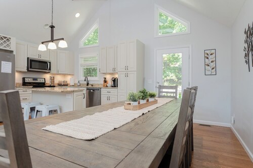 Spacious Modern Retreat w/ Game Room, Huge Deck & Resort Access in Massanutten