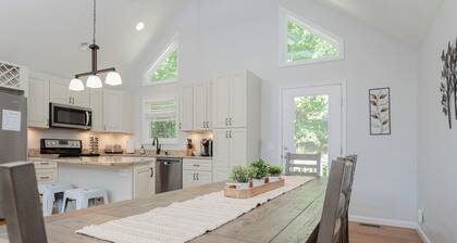 Spacious Modern Retreat w/ Game Room, Huge Deck & Resort Access in Massanutten