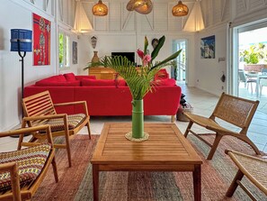 Smart-TV, Bücher, Stereoanlage, Arbeitsbereiche