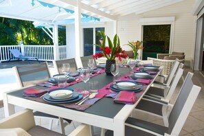 Outdoor dining - Design Villa 4-star with Private Pool & Jacuzzi – Tropical Garden – St-François (Saint-François)