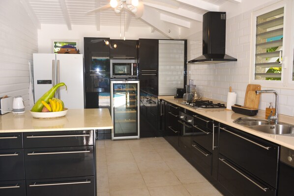 Fridge, microwave, oven, stovetop - Design Villa 4-star with Private Pool & Jacuzzi – Tropical Garden – St-François (Saint-François)