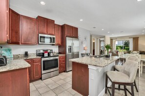 Jääkaappi, mikroaaltouuni, uuni, liesi