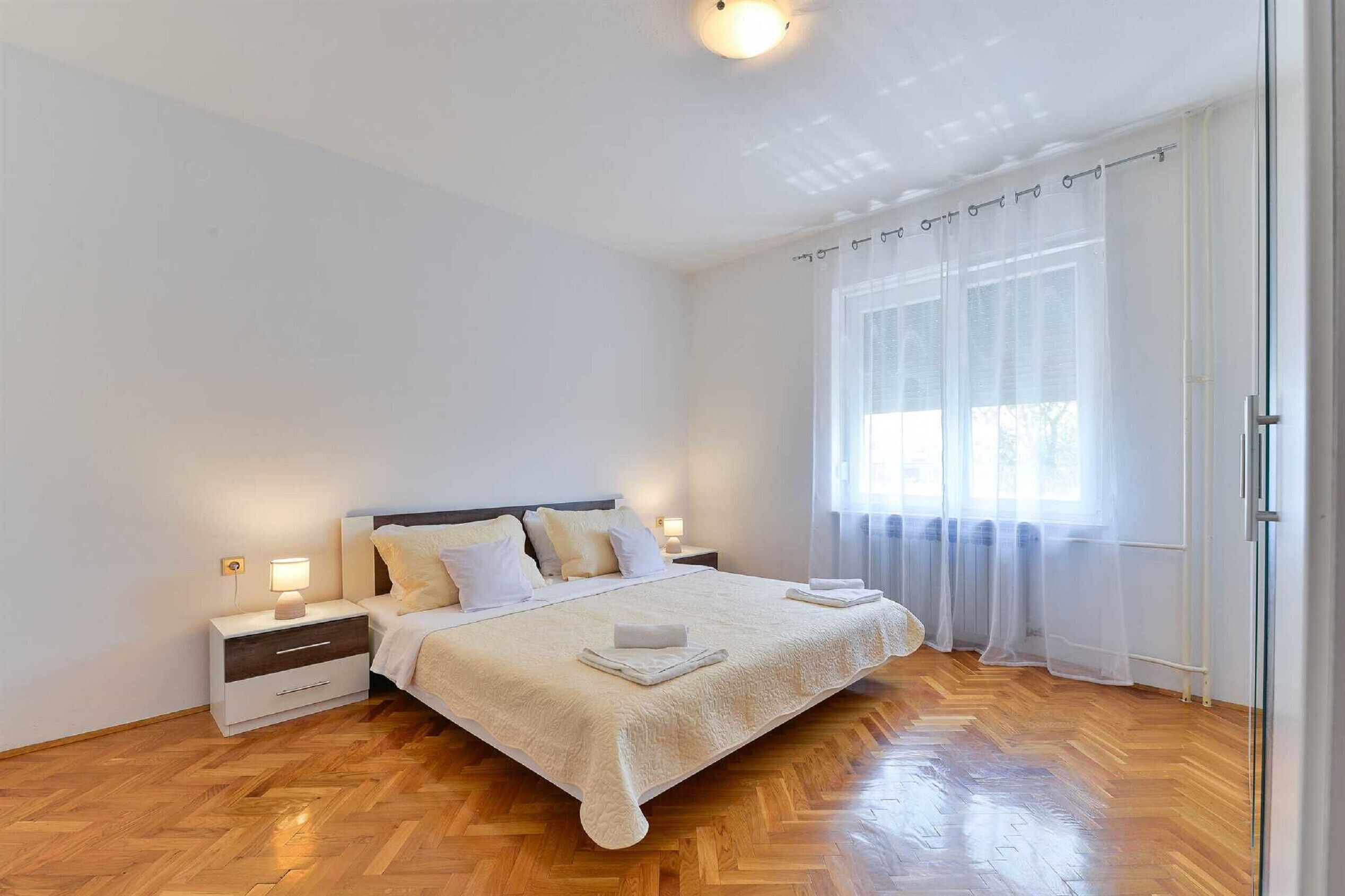 4 habitaciones, tabla de planchar con plancha y wifi gratis 