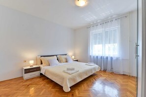 4 bedrooms, iron/ironing board, free WiFi, bed sheets