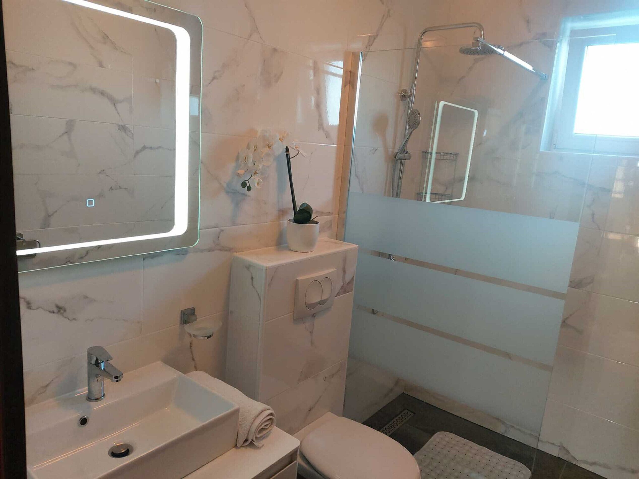 Badewanne, Haartrockner, Handtücher