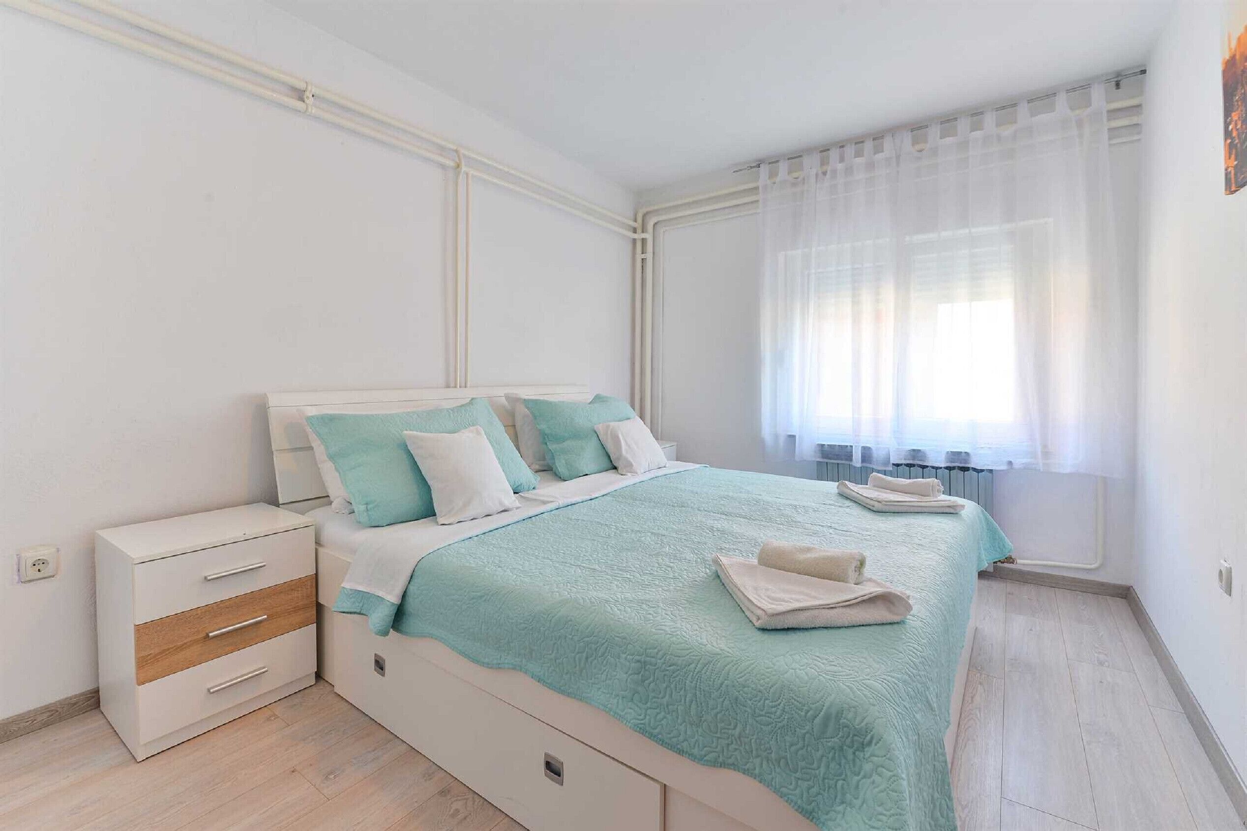 4 bedrooms, iron/ironing board, free WiFi, bed sheets