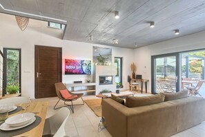 Smart TV, video game console, DVD player, books - Secluded pine forest villa by the sea for up to 8 guests (Pomer)