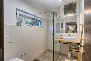 Ensemble baignoire-douche, baignoire à remous, séchoir à cheveux, bidet