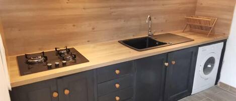 Réfrigérateur, four, plaque de cuisson, cafetière/bouilloire