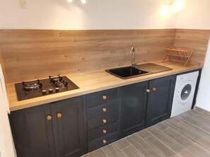 Réfrigérateur, four, plaque de cuisson, cafetiÚre/bouilloire