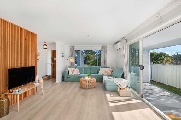 Smart TV, Netflix, toys, streaming services