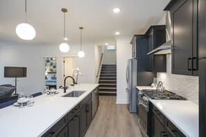 ثلاجة، ميكروويف، فرن، موقد طهي مسطح