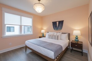 4 slaapkamers, een strijkplank/strijkijzer, internet, beddengoed