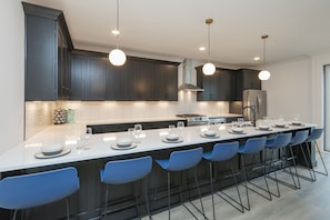 Fridge, microwave, oven, stovetop - Rooftop Hot Tub - Walkable to bars - Best Location! (Nashville)