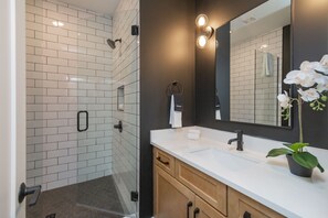 Hair dryer, towels, shampoo - Rooftop Hot Tub - Walkable to bars - Best Location! (Nashville)