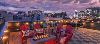 Rooftop Hot Tub - Walkable to bars - Best Location!