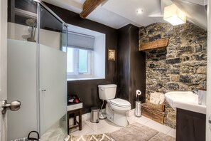 Chuveiro, secador de cabelo, toalhas de banho, sabonete