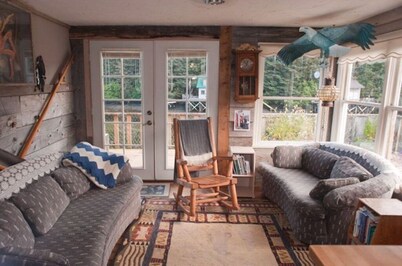 WATERFRONT COTTAGE RENTAL