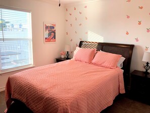 Room - The Beach Peach - Close to town! Walk to the beach! (Port Aransas)