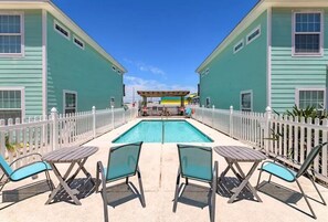Pool - The Beach Peach - Close to town! Walk to the beach! (Port Aransas)