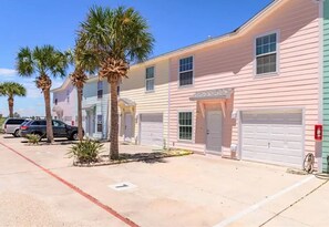 Exterior - The Beach Peach - Close to town! Walk to the beach! (Port Aransas)
