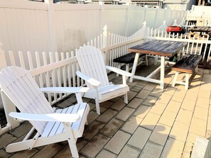 Outdoor dining - The Beach Peach - Close to town! Walk to the beach! (Port Aransas)