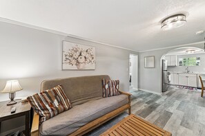 Smart TV, DVD player, books, video library - 4BR Home Near Lake Pepin & Venues - Wildflower Cottage (Pepin)