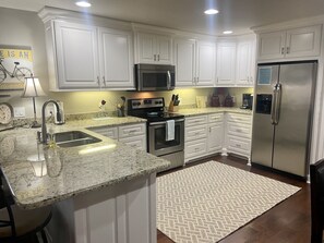 Een koelkast, een magnetron, een oven, een kookplaat