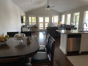 Smart TV, books, video library - Spacious Home on Lake Hamilton with Covered Boatdock / 3 Kayaks (Hot Springs)