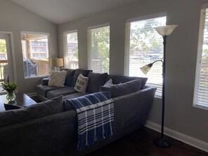 Een smart-tv, boeken en een filmbibliotheek