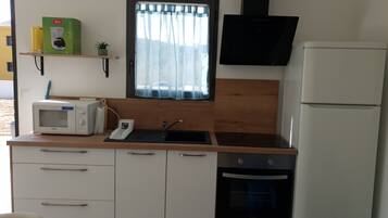 Een koelkast, een microgolfoven, een oven, een kookplaat