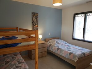2 quartos, ferros/tábuas de passar roupa, berço de viagem