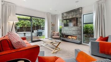 Vila | Area keluarga | Smart TV 50-inci dengan saluran TV satelit, TV, dan perapian