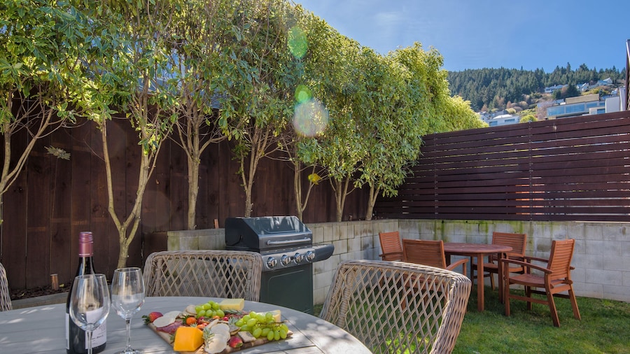 Central Queenstown 3-Bed Villa by Staysouth