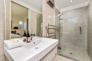 Villa | Salle de bain | Articles de toilette (gratuits), séchoir à cheveux