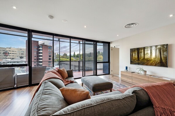 Smart TV, offices - SUB PENTHOUSE LUXE SUITE. CBD. FREE PARKING. (Hobart)