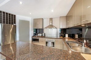 Fridge, microwave, oven, stovetop - SUB PENTHOUSE LUXE SUITE. CBD. FREE PARKING. (Hobart)