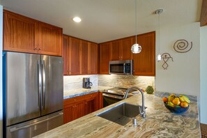 Réfrigérateur, four à micro-ondes, un four, surface de cuisson