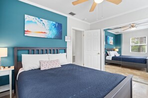 2 soverom, skrivebord, strykejern/-brett og reiseseng for barn