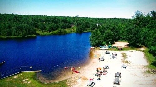 Jim Thorpe minutes away! Cozy Cabin, Peace & Quiet in Private Lake Community!