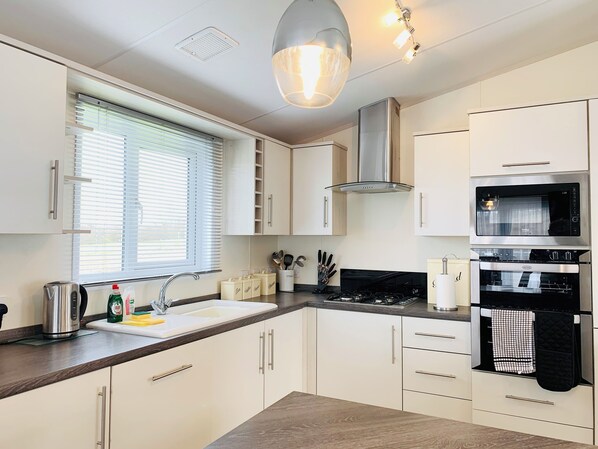 Grand réfrigérateur, micro-ondes, four, plaque de cuisson