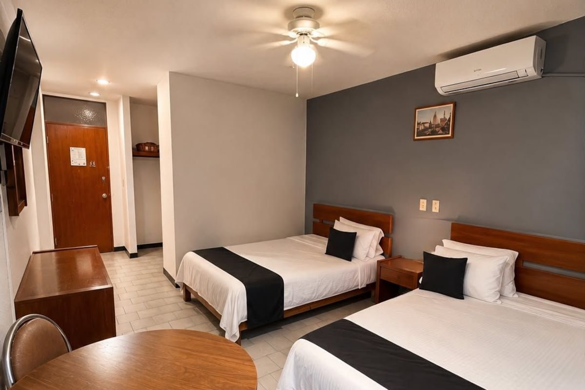 Chambre triple de base | Fer et planche à repasser, accès au Wi-Fi (inclus), literie fournie